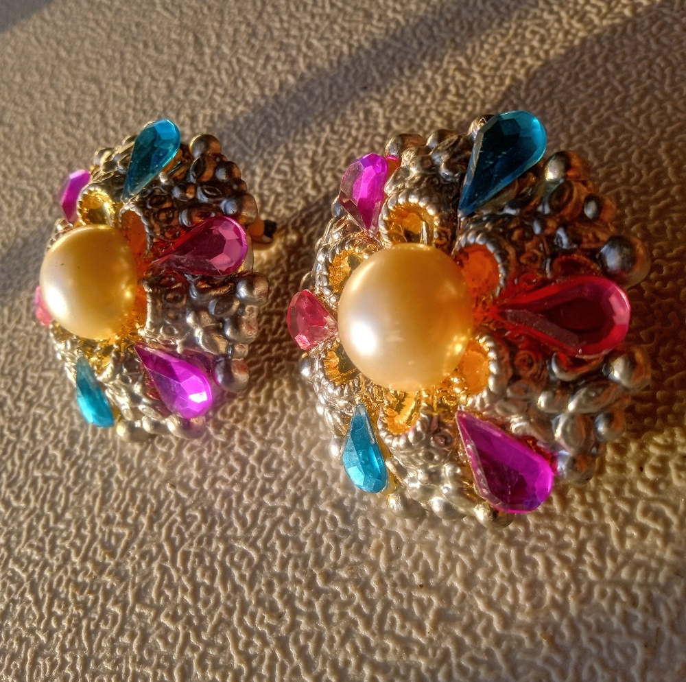 Such Unique Vintage Earrings 💓